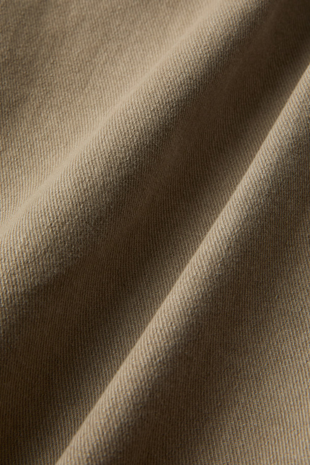 PT 토리노(PT TORINO) 5포켓 데님은 베이직하고 캐주얼한 스타일을 연출하는 남성용 데님 팬츠입니다. 사계절 모두 착용 가능하며, 출근룩이나 비즈니스 캐주얼에도 잘 어울립니다. 레귤러핏과 스트레이트 핏으로 제작되어 편안한 착용감을 제공하며, 무지 디자인으로 다양한 상의와 손쉽게 매치할 수 있습니다. 면과 데님 소재를 사용하여 내구성과 활동성을 높였으며, 5포켓 디자인으로 실용성을 더했습니다. 미니멀하고 클래식한 스타일을 선호하는 분들께 추천합니다.
