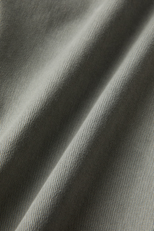 PT 토리노 5포켓 데님은 남성용 바지로, 일상과 비즈니스 캐주얼룩에 모두 활용하기 좋은 아이템입니다. 그레이 컬러의 무지 디자인으로, 어떤 상의에도 쉽게 매치하여 미니멀하고 클래식한 스타일을 연출할 수 있습니다. 레귤러핏으로 제작되어 편안한 착용감을 제공하며, 사계절 모두 활용 가능한 데님 소재로 제작되었습니다. 5포켓 디자인으로 실용성을 더했으며, 출근룩에도 잘 어울리는 세련된 디자인이 특징입니다.
