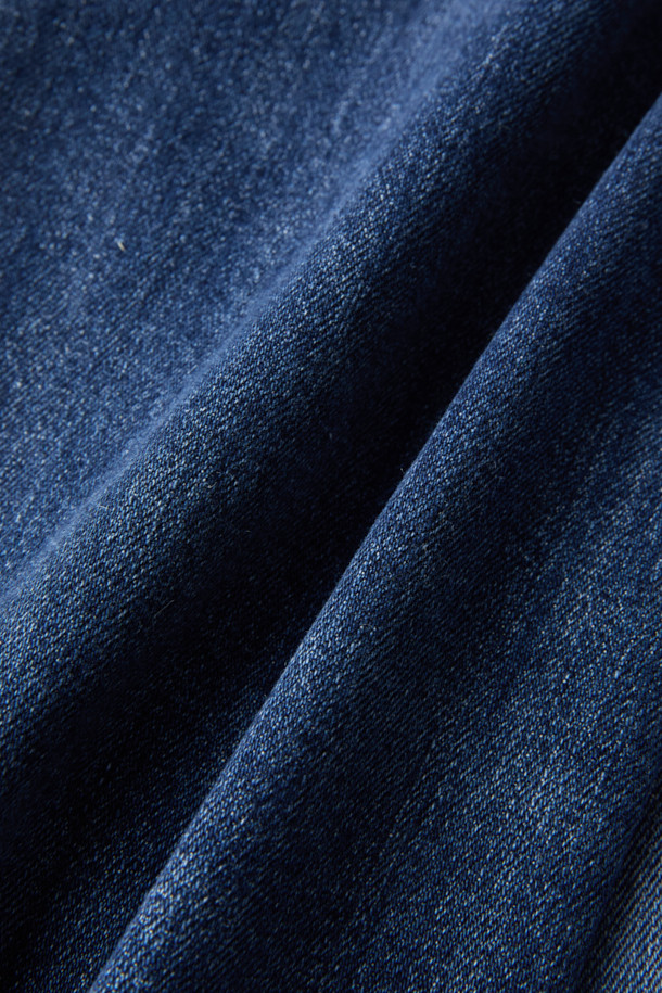 PT 토리노 코튼 캐시미어 데님은 부드러운 촉감과 보온성을 갖춘 남성용 데님 팬츠입니다. 빈티지하면서도 캐주얼한 스타일을 연출하며, 레귤러핏으로 편안한 착용감을 선사합니다. 면과 캐시미어 혼방 소재로 제작되어 겨울철에도 따뜻하게 입을 수 있습니다. 워싱 디테일이 돋보이는 블루 컬러의 무지 디자인으로, 다양한 상의와 손쉽게 매치할 수 있습니다. 캐주얼, 클래식, 미니멀 스타일을 즐겨 입는 남성에게 추천합니다.
