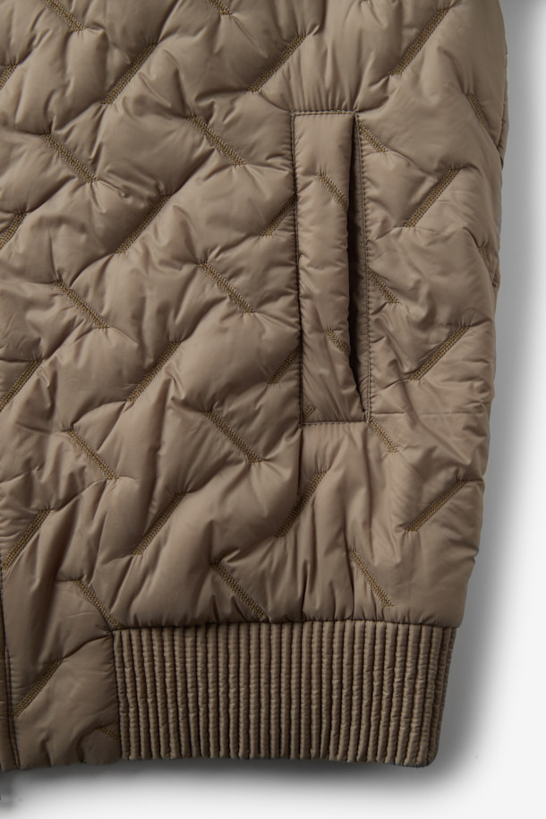 COSTUMEIN(코스튬인) 톰 퀼티드 점퍼는 남녀 모두 착용 가능한 캐주얼, 미니멀 스타일의 점퍼입니다. 퀼팅 처리된 베이지 컬러의 두꺼운 두께감으로 가을, 겨울 시즌에 적합하며, 출근룩으로 활용하기 좋습니다. 레귤러핏에 집업 여밈 방식이며, 긴 소매와 립 디테일이 특징입니다. 크롭 기장으로 세련된 핏을 연출하며, 다양한 스타일과 매치하여 클래식한 무드를 더할 수 있습니다.
