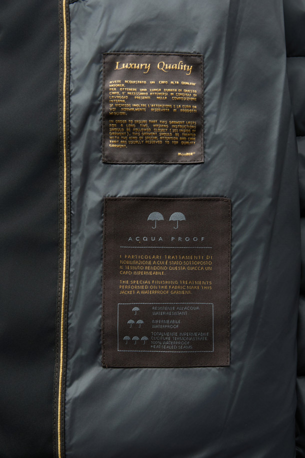 MOORER(무레르) 브란카 경량 다운은 봄, 가을 간절기에 활용하기 좋은 여성용 아우터입니다. 블랙 컬러의 무지 디자인으로 미니멀하고 베이직한 스타일을 연출하며, 출근룩과 캐주얼 스타일 모두에 잘 어울립니다. 얇고 부드러운 나일론 소재를 사용하여 가볍고 편안한 착용감을 제공하며, 크롭 기장과 레귤러핏으로 세련된 실루엣을 완성합니다. 집업 스타일의 숏패딩으로 긴 소매 디자인과 경량 보온 기능을 갖춰 간절기 날씨 변화에 유연하게 대응할 수 있습니다.
