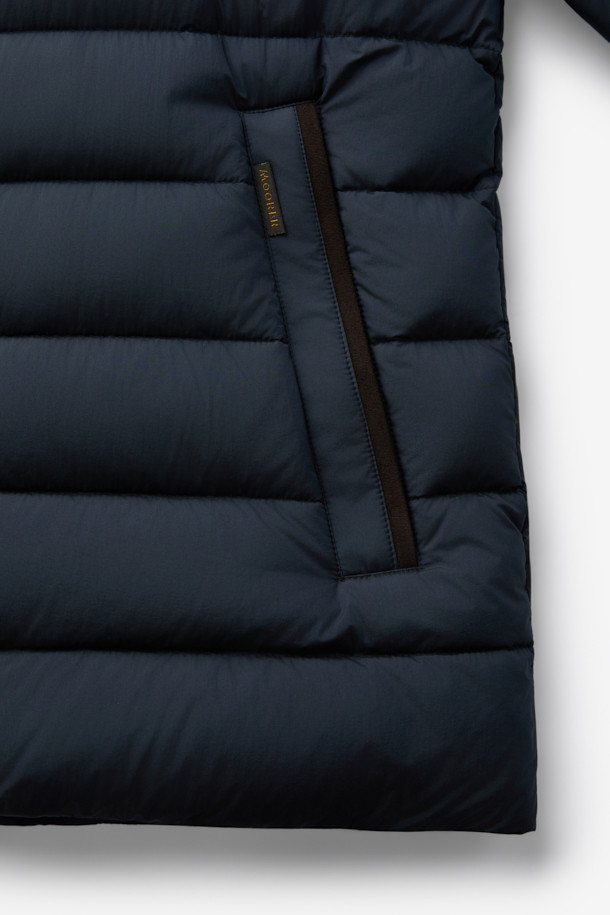 무레르(MOORER) 유리코 후디 경량 다운 자켓입니다. 네이비 컬러의 캐주얼하고 미니멀한 디자인으로, 겨울철 출근룩에 적합합니다. 얇은 두께감과 부드러운 촉감의 나일론 소재를 사용하여 편안한 착용감을 선사합니다. 집업 스타일의 레귤러핏 후드 자켓으로, 가죽 트리밍 디테일이 돋보입니다. 경량 및 보온 기능을 갖춘 실용적인 아이템입니다.
