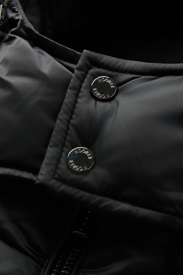 무레(MOORER) 브렛 후디 푸퍼 다운은 겨울철 캐주얼 스타일을 위한 필수 아이템입니다. 오버핏으로 제작되어 편안한 착용감을 선사하며, 후드와 볼륨감 있는 디자인이 돋보입니다. 무지 블랙 컬러와 숏 기장으로 어떤 옷에도 쉽게 매치할 수 있습니다. 보온성이 뛰어난 구스다운 소재를 사용하여 추운 날씨에도 따뜻하게 몸을 보호해 줍니다. 집업 여밈 방식과 긴 소매는 활동성을 더하며 부드러운 촉감으로 편안함을 더합니다.
