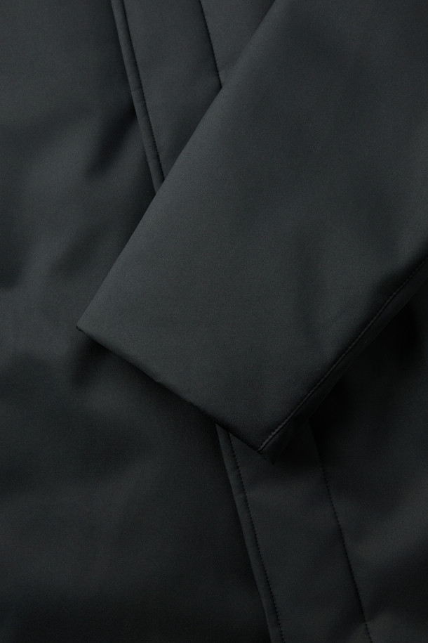 MOORER(무레르) 바네스 카라 퍼 헤비 다운은 겨울철 출근룩을 위한 클래식하고 미니멀한 스타일의 구스다운 점퍼입니다. 풍성한 퍼 카라가 돋보이며, 퀼팅 처리된 안감과 레귤러핏으로 제작되어 부드러운 촉감과 뛰어난 보온성을 제공합니다. 지퍼형 여밈 방식과 긴 소매 기장으로 편안함을 더했으며, 블랙 컬러의 무지 디자인으로 어떤 옷에도 쉽게 매치할 수 있습니다. 두꺼운 두께감의 헤비 다운으로 추운 날씨에도 따뜻하게 착용할 수 있습니다.
