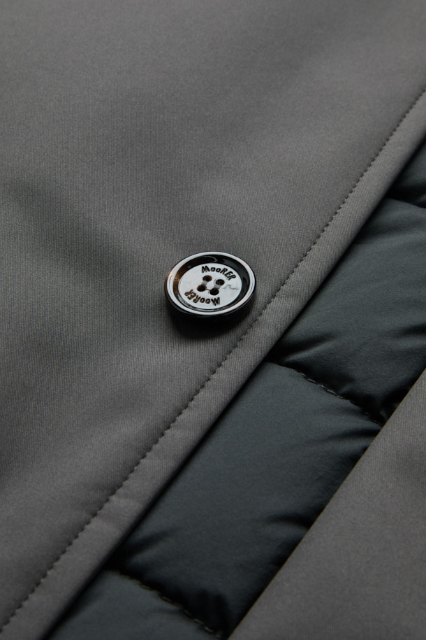 무어러 바네스 카라 퍼 헤비 다운은 겨울철 당신의 스타일을 책임질 헤비 구스다운 점퍼입니다. 블랙 컬러의 무지 디자인으로, 클래식하면서도 미니멀하고 시크한 스타일을 연출합니다. 레귤러핏과 레귤러 기장으로 편안한 착용감을 제공하며, 지퍼 여밈 방식으로 간편하게 입고 벗을 수 있습니다. 카라 퍼 디테일과 퀼팅 안감이 특징이며, 보온 기능을 갖춰 출근룩이나 연말 모임룩에 모두 잘 어울립니다. 부드러운 촉감의 구스다운 소재로 제작되어 뛰어난 보온성을 선사합니다.
