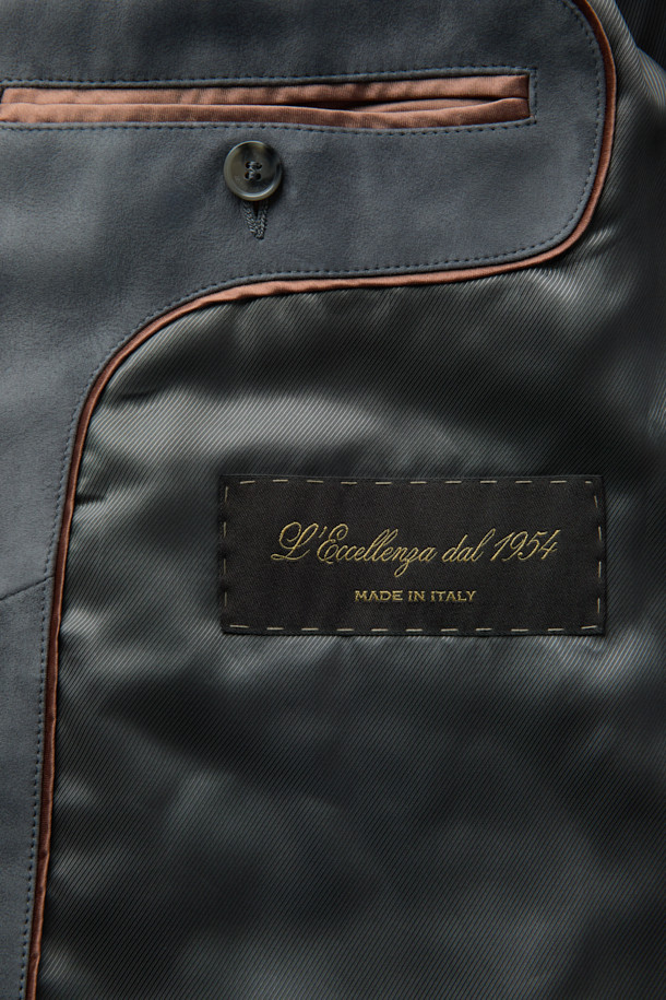 Mandelli(만델리) 스웨이드 캐시미어 져지는 부드러운 촉감과 두꺼운 두께감으로 가을, 겨울철 따뜻하게 착용하기 좋은 남성 블루종입니다. 클래식하고 미니멀한 디자인에 그레이 컬러, 무지 패턴으로 어떤 스타일에도 잘 어울립니다. 레귤러핏으로 제작되었으며, 져지 소매와 염소가죽을 사용하여 고급스러움을 더했습니다. 집업 스타일이며, 출근룩, 비즈니스 캐주얼, 모임룩 등 다양한 TPO에 활용할 수 있습니다. 
