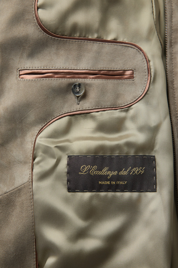 Mandelli(만델리) 스웨이드 캐시미어 져지는 부드러운 촉감과 보온성을 자랑하는 아우터입니다. 가을, 겨울 시즌에 어울리는 두꺼운 두께감으로 클래식하고 미니멀한 스타일을 연출합니다. 베이지, 그레이 두 가지 색상으로 출시되었으며, 레귤러 핏의 집업 스타일로 편안하게 착용 가능합니다. 특히 소매 부분의 캐시미어 져지 소재가 고급스러움을 더하며, 데이트룩, 출근룩, 모임룩 등 다양한 TPO에 활용 가능합니다. 시크한 매력을 뽐내고 싶은 날, Mandelli(만델리) 스웨이드 캐시미어 져지를 선택해 보세요.
