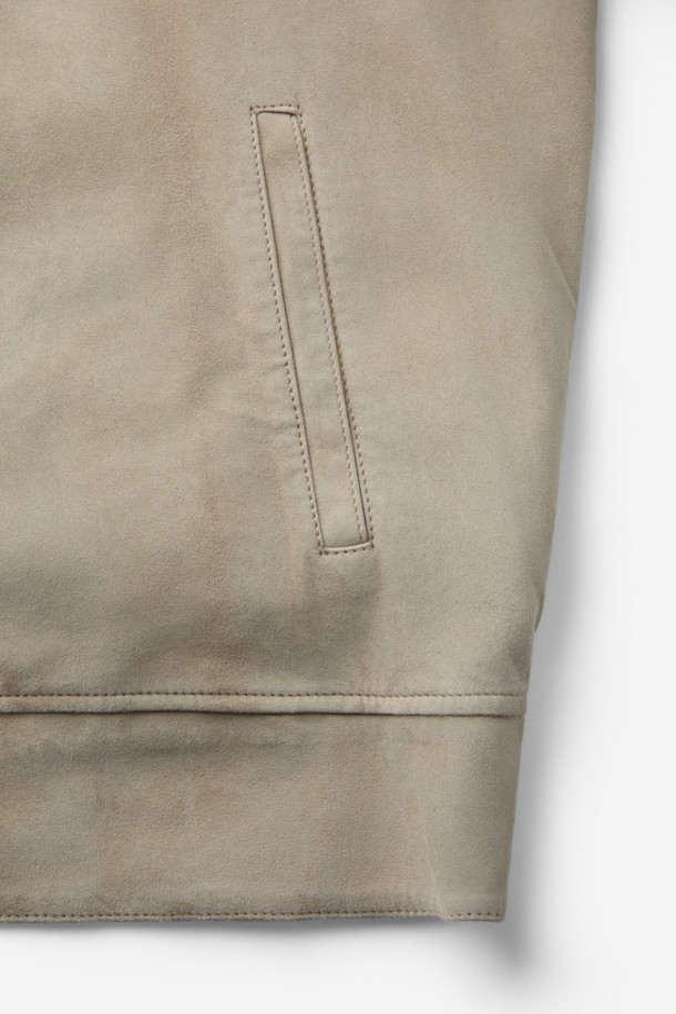 GALLOTTI(갈로티) 스웨이드 패딩 후디 아우터는 가을과 겨울에 따뜻하게 착용할 수 있는 남성용 점퍼입니다. 부드러운 스웨이드와 양가죽 소재로 제작되어 고급스러운 촉감을 선사하며, 레귤러핏으로 편안한 착용감을 제공합니다. 캐주얼 스타일의 무지 디자인에 후드, 긴소매, 집업 여밈 방식이 적용되어 실용성을 더했습니다. 두꺼운 두께감과 패딩 안감으로 보온성을 높였으며, 미니멀하고 클래식한 스타일을 연출하기 좋습니다. 베이지 컬러로 다양한 스타일에 매치하기 용이합니다.
