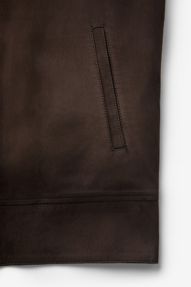 GALLOTTI(갈로티) 스웨이드 패딩 후디 아우터는 부드러운 스웨이드 소재와 두꺼운 두께감으로 가을, 겨울철 따뜻함을 선사하는 여성용 점퍼입니다. 캐주얼한 무드의 브라운 컬러 무지 디자인에 긴 소매와 후드, 집업 여밈 방식으로 편안함을 더했습니다. 레귤러핏 크롭 기장으로 활동성을 높였으며, 여행룩과 캠핑룩, 캐주얼, 미니멀, 클래식 스타일 연출에 활용하기 좋습니다. 안감과 패딩 충전재로 보온성을 강화하여 추운 날씨에도 따뜻하게 착용할 수 있습니다.
