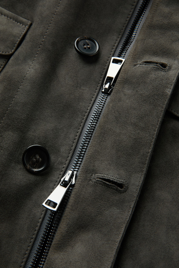 GALLOTTI(갈로티) 스웨이드 4포켓 패딩 사파리 아우터는 남성용 겨울 아우터로, 카키와 그린 두 가지 색상으로 출시되었습니다. 부드러운 스웨이드와 양가죽 소재로 제작되어 고급스러운 촉감을 선사하며, 레귤러핏으로 편안하게 착용 가능합니다. 4포켓 디테일과 패딩 안감으로 보온성을 높였으며, 버튼 여밈 방식의 사파리 코트 스타일입니다. 출근룩과 모임룩, 캐주얼, 클래식, 미니멀 스타일을 모두 소화할 수 있는 활용도 높은 아이템입니다.
