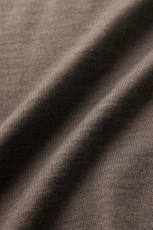 Mandelli(만델리) 위시 울 터틀넥 니트는 여성스러운 실루엣을 연출하는 브라운 컬러의 크롭 기장 터틀넥 니트입니다. 가을과 겨울에 어울리는 얇은 두께감과 부드러운 촉감의 울 소재로 제작되어 편안한 착용감을 선사합니다. 18 게이지 파인 조직으로 짜여져 고급스러운 디자인과 뛰어난 내구성을 자랑하며, 미니멀하고 베이직한 스타일로 다양한 룩에 활용하기 좋습니다. 출근룩, 오피스룩은 물론 클래식, 캐주얼 스타일까지 폭넓게 소화 가능한 아이템입니다.
