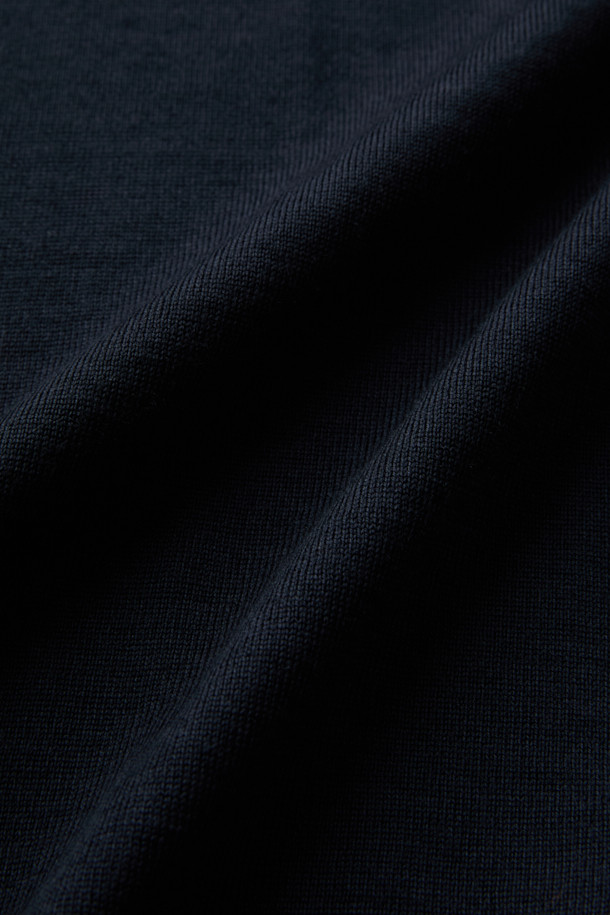 Mandelli(만델리) 위시 울 터틀넥 니트는 미니멀하고 클래식한 스타일을 추구하는 남녀 모두를 위한 상의입니다. 얇은 두께감과 부드러운 촉감의 18게이지 파인 조직 울 소재로 제작되어 가볍고 편안한 착용감을 선사합니다. 차분한 네이비 컬러와 레귤러핏 디자인은 출근룩, 비즈니스 캐주얼, 모임룩 등 다양한 TPO에 활용 가능합니다. 뛰어난 내구성을 자랑하며, 터틀넥 디자인으로 포근함과 고급스러운 분위기를 더합니다. 가을, 겨울 시즌에 활용하기 좋은 데일리 아이템입니다.
