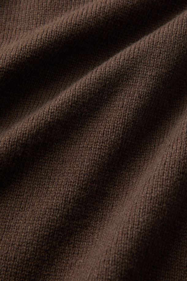 GRAN SASSO(그란 사쏘) 울 카미치아 카디건은 남성용 상의로, 가을과 겨울에 착용하기 좋은 두꺼운 두께감의 울 소재 카디건입니다. 브라운 컬러의 무지 디자인에 셔츠 칼라와 셋인 카라 디테일이 돋보이며, 레귤러 핏과 긴 소매 기장으로 클래식하면서도 미니멀한 스타일을 연출합니다. 부드러운 촉감의 울 소재는 편안한 착용감을 선사하며, 버튼 여밈 방식으로 간편하게 착용할 수 있습니다. 비즈니스 캐주얼 및 출근룩에 적합하며, 다양한 스타일링이 가능한 활용도 높은 아이템입니다.
