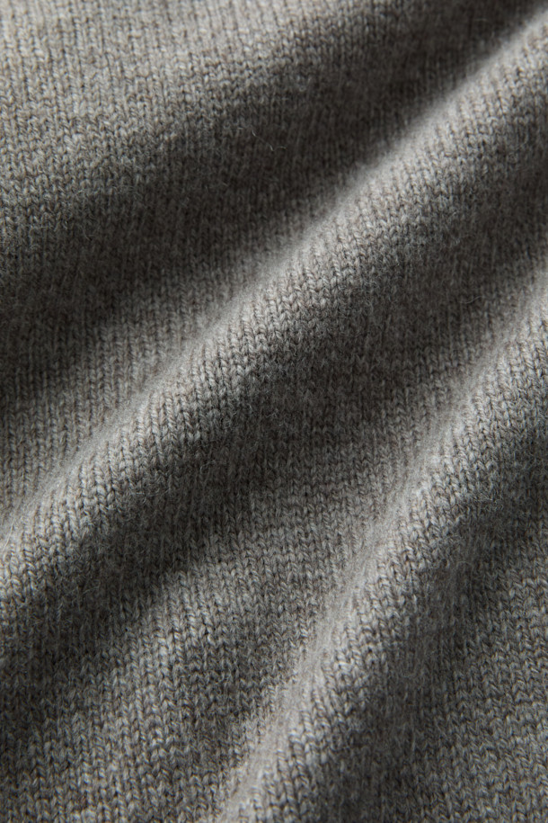 GRAN SASSO(그란 사소) 울 카미치아 카디건은 남성을 위한 가을/겨울 시즌 필수 아이템입니다. 부드러운 울 소재의 레귤러 핏 카디건으로, 클래식하고 미니멀한 스타일을 연출합니다. 셔츠 칼라와 셋인 카라, 버튼 여밈 방식, 긴 소매 기장, 두꺼운 두께감으로 보온성을 높였습니다. 무지 패턴의 그레이 컬러는 출근룩, 비즈니스 캐주얼, 모임룩 등 다양한 TPO에 활용 가능하며, 시크한 매력을 더합니다.
