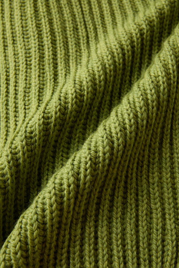 PEREGRINE(페레그린) 윌킨슨 카디건은 울 소재의 남성용 카디건입니다. 가을, 겨울 시즌에 어울리는 두꺼운 두께감과 레귤러 핏으로 제작되었으며, 숄카라 디자인과 클래식한 단추 디테일이 특징입니다. 그린 컬러의 골지 패턴으로 클래식한 무드를 연출하며, 겉옷 안 이너 또는 단독으로도 활용 가능합니다. 출근룩, 모임룩, 비즈니스 캐주얼 등 다양한 TPO에 매치하여 클래식, 미니멀, 캐주얼 스타일을 완성할 수 있습니다. 긴 소매 기장으로 따뜻함을 더했습니다.
