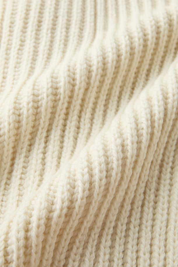 페레그린 윌킨슨 카디건은 가을과 겨울, 일상에서 클래식한 스타일을 연출하는 남성용 니트 카디건입니다. 부드러운 울 소재로 제작되어 뛰어난 착용감을 선사하며, 레귤러 핏과 숄 카라 디자인이 특징입니다. 아이보리와 화이트 두 가지 색상으로 출시되었으며, 무지 패턴에 단추 디테일이 더해져 포인트를 더합니다. 출근룩, 비즈니스 캐주얼, 모임룩 등 다양한 TPO에 활용 가능하며 아우터 또는 이너로도 활용도가 높습니다.
