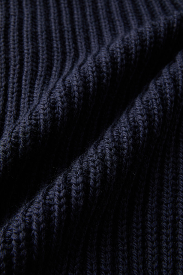 페레그린 윌킨슨 카디건은 영국 브랜드의 클래식한 감성을 담은 울 소재 카디건입니다. 네이비 컬러의 레귤러핏으로, 가을과 겨울에 따뜻하게 착용하기 좋습니다. 숄카라 디자인과 골지 패턴이 특징이며, 단추 디테일로 포인트를 더했습니다. 이너 또는 아우터로 활용 가능하여 출근룩, 모임룩 등 다양한 TPO에 맞춰 클래식, 미니멀, 캐주얼 스타일을 연출할 수 있습니다. 긴 소매 기장의 레귤러 기장으로, 실용성과 스타일을 모두 갖춘 아이템입니다.
