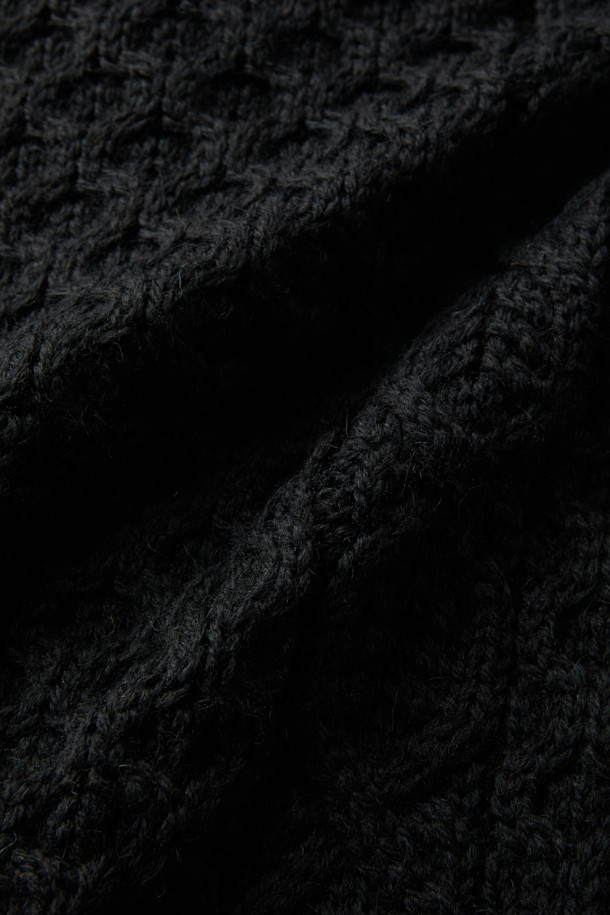 페레그린(PEREGRINE) 허드슨 카디건은 가을, 겨울 시즌 남성들을 위한 클래식하고 베이직한 스타일의 울 소재 카디건입니다. 두꺼운 두께감과 레귤러 핏으로 제작되어 따뜻하고 편안한 착용감을 선사합니다. 셋인 카라와 긴 소매, 케이블 패턴이 돋보이며, 버튼 여밈 방식으로 클래식한 매력을 더했습니다. 영국 브랜드 특유의 뛰어난 내구성을 자랑하며, 출근룩, 모임룩, 데이트룩 등 다양한 TPO에 활용 가능합니다. 미니멀, 캐주얼 스타일을 즐기는 분들께도 추천합니다.
