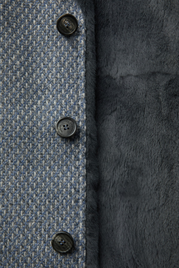 피아첸자 캐시미어 100% 풀퍼 코트는 우아함과 고급스러움을 동시에 선사하는 겨울철 필수 아이템입니다. 부드러운 촉감의 캐시미어 소재와 밍크 퍼 안감으로 제작되어 뛰어난 보온성을 자랑하며, 특별한 날을 위한 모임룩, 오피스룩, 연말 모임룩에 완벽하게 어울립니다. 클래식하고 미니멀한 디자인에 레귤러핏으로 제작되어 어떤 스타일에도 자연스럽게 매치할 수 있으며, 싱글 버튼 여밈 방식으로 세련된 실루엣을 연출합니다. 안감 전체에 퍼가 적용되어 한겨울에도 따뜻하고 포근하게 착용 가능하며, 투톤 컬러감이 은은한 포인트를 더합니다.
