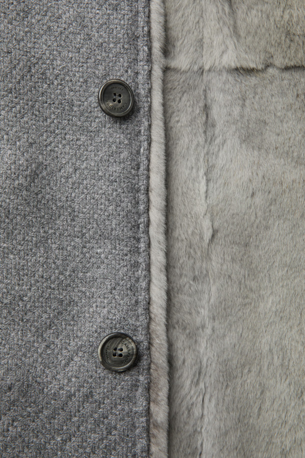 피아젠자 캐100 풀퍼 하프 코트는 겨울철, 클래식하고 고급스러운 스타일을 연출하고 싶은 당신을 위한 아우터입니다. 멜란지, 그레이 두 가지 색상으로 출시되어, 오피스룩, 모임룩, 연말 모임룩 등 다양한 TPO에 활용할 수 있습니다. 겉감은 캐시미어 100%로 제작되어 부드러운 촉감을 선사하며, 안감은 퍼 소재로 보온성을 높였습니다. 하프 기장의 넉넉한 핏과 버튼 여밈 방식으로 편안하면서도 시크한 분위기를 줍니다. 투톤 조직으로 은은한 멋을 더한, 당신의 겨울 스타일을 완성할 하프 코트입니다.
