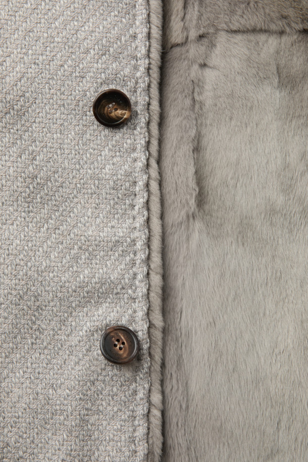 피아젠자 캐시미어 100 풀퍼 하프 코트는 가을과 겨울, 당신의 품격을 높여줄 하프 코트입니다. 클래식하고 엘레강스한 스타일을 추구하는 분들을 위한 아이템으로, 오피스룩, 모임룩, 연말 모임룩 등 다양한 TPO에 활용하기 좋습니다. 부드러운 촉감의 캐시미어와 밍크 퍼 안감으로 제작되어 고급스러움을 더했으며, 레귤러핏과 무지 패턴, 투톤 조직으로 세련된 디자인을 완성했습니다. 멜란지, 그레이 두 가지 컬러로 출시되어, 취향에 맞게 선택할 수 있습니다.
