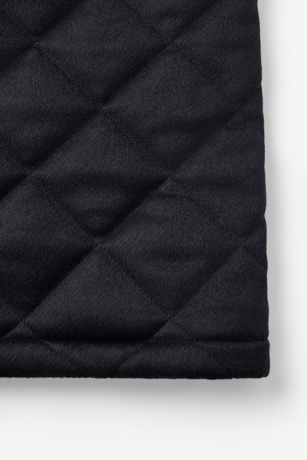 피아젠자 캐100 에든버러 코트는 겨울 시즌을 위한 클래식하고 시크한 스타일의 퀼팅 코트입니다. 부드러운 캐시미어와 울 소재의 혼방으로 제작되어 뛰어난 보온성과 고급스러운 촉감을 선사합니다. 블랙 컬러의 레귤러 핏 디자인에 탈착 가능한 천연 렉스 퍼 카라가 더해져 일상, 출근룩, 모임룩, 연말 모임룩 등 다양한 TPO에 활용 가능합니다. 버튼 여밈 방식과 긴 소매 기장으로 클래식한 디자인을 완성했으며, 무지 퀼팅 패턴이 세련된 느낌을 더합니다. 
