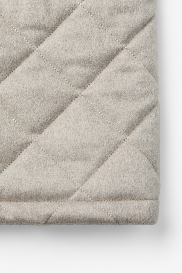 피아젠자 캐100 에든버러 코트는 여성들을 위한 겨울, 가을용 코트입니다. 베이지, 아이보리 두 가지 색상으로 출시되었으며, 클래식하고 미니멀한 스타일을 연출할 수 있습니다. 퀼팅 처리된 디자인에 미디엄 기장, 레귤러 핏으로 제작되었으며, 싱글 버튼 여밈 방식으로 간편하게 착용 가능합니다. 부드러운 촉감의 캐시미어, 모 소재를 사용하여 보온성을 높였으며, 탈착 가능한 천연 렉스 퍼 카라가 특징입니다. 출근룩, 모임룩으로 활용하기 좋으며, 고급스러운 분위기를 더해줍니다.
