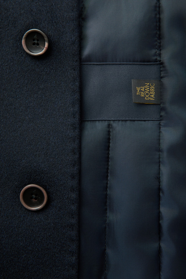 피아젠자 캐100 솔리드 체스터 코트는 네이비 컬러의 클래식한 무드를 선사하는 아우터입니다. 캐시미어 소재로 제작되어 부드러운 촉감을 자랑하며, 가을과 겨울에 따뜻하게 착용할 수 있습니다. 싱글 버튼 여밈 방식과 긴 소매 기장으로 세련된 디자인을 완성했으며, 안감은 패딩 처리되어 보온성을 높였습니다. 출근룩, 오피스룩, 모임룩 등 다양한 TPO에 활용 가능하며, 클래식, 미니멀, 시크 스타일을 즐기는 분들께 추천합니다.
