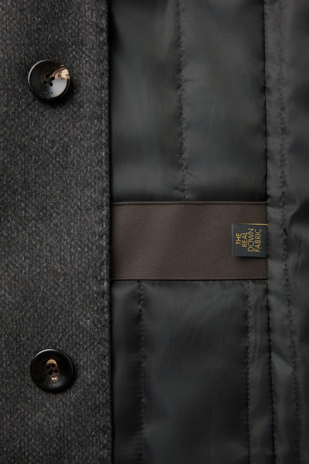 이태리 피아첸차 社의 캐시미어 100% 솔리드 셋인 코트입니다. 고급스러운 광택감과 부드러운 촉감이 특징이며, 클래식한 버드아이 패턴으로 세련된 분위기를 자아냅니다. 겨울철 보온성을 높여주는 씬 다운과 씬슐레이트 충전재를 사용하여, 추운 날씨에도 따뜻하게 착용할 수 있습니다. 출근룩, 오피스룩, 모임룩 등 다양한 상황에 활용할 수 있으며, 미니멀하고 시크한 스타일을 연출하기 좋습니다.