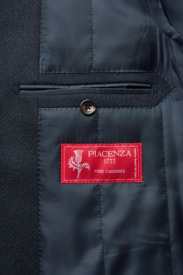 이태리 피아젠자(피아젠자) 社의 캐시미어 100% 소재로 제작된 피아젠자 캐100 솔리드 셋인 코트입니다. 그레이시 브라운 컬러의 클래식한 버드아이 패턴으로, 출근룩, 오피스룩, 모임룩 등 다양한 상황에 활용하기 좋습니다. 고급스러운 광택감과 부드러운 촉감이 특징이며, 씬 다운 및 씬슐레이트 충전재를 사용하여 우수한 보온성을 제공합니다. 미니멀하고 시크한 스타일을 연출하기에 적합한 셋인 코트입니다. 겨울철 당신의 스타일을 완성해 줄 아이템입니다.