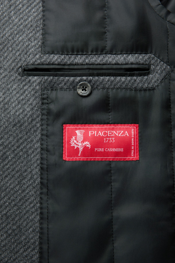 이태리 피아젠자 社의 캐시미어 100% 소재로 제작된 솔리드 셋인 코트입니다. 클래식한 무드의 미디움 그레이 컬러로, 겨울철 출근룩, 오피스룩, 모임룩에 시크하고 미니멀한 스타일을 더합니다. 뛰어난 보온성을 자랑하는 씬 다운 및 씬슐레이트 충전재 사용으로 한겨울에도 따뜻하게 착용 가능하며, 고급스러운 광택감과 트윌 조직감이 특징입니다. 부드러운 촉감의 캐시미어 소재는 편안한 착용감을 선사합니다.