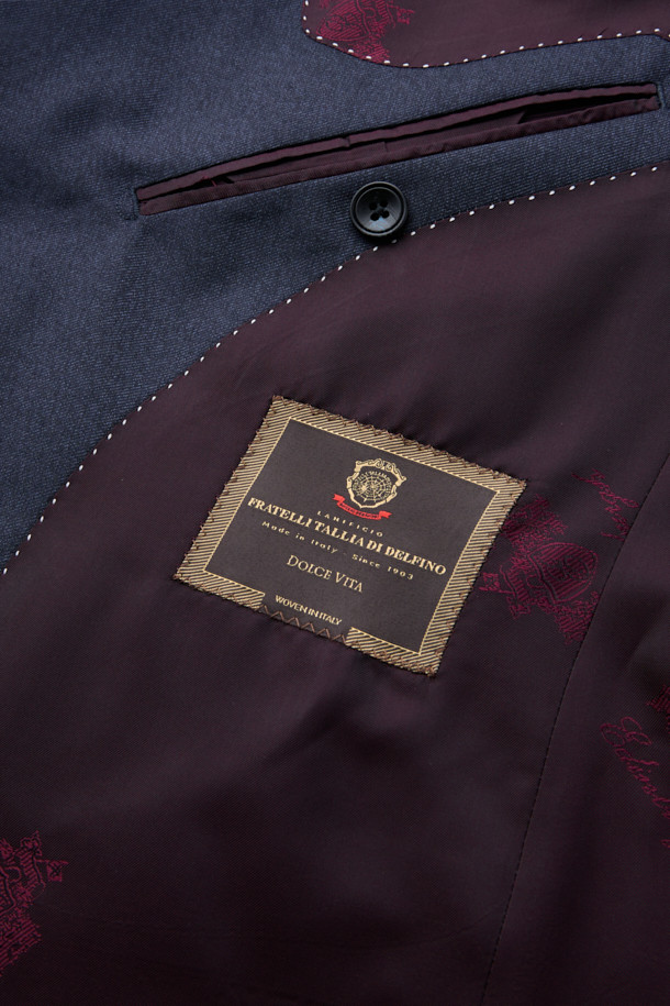 델피노 캐시실크 멜란지 솔리드 수트 재킷 (Navy)은 남성 고객을 위한 포멀 및 일상 착용에 적합한 수트 재킷입니다. 봄, 가을 시즌에 어울리는 중간 두께감으로, 클래식하고 미니멀한 스타일을 연출합니다. 이태리 델피노 원단을 사용하여 고급스러운 광택감과 부드러운 촉감을 선사하며, 레귤러핏 싱글버튼 디자인으로 제작되었습니다. 네이비 컬러의 멜란지 솔리드 패턴은 오피스룩, 비즈니스 캐주얼, 모임룩 등 다양한 TPO에 활용 가능합니다. 캐시미어와 실크 혼방 소재로 제작되어 편안함과 고급스러움을 동시에 느낄 수 있습니다.
