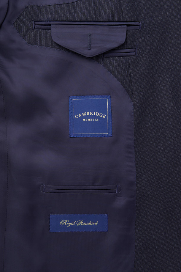 델피노 울 마이크로 수트 재킷 (Navy)은 남성 고객을 위한 포멀하고 클래식한 스타일의 수트 재킷입니다. 봄, 가을, 겨울 시즌에 착용하기 적합하며, 비즈니스 및 정장 용도로 활용하기 좋습니다. 헤링본 무늬의 네이비 컬러 울 소재로 제작되어 부드러운 촉감과 중간 두께감으로 편안한 착용감을 선사합니다. 레귤러핏 싱글버튼 디자인으로, 오피스룩, 비즈니스 캐주얼, 출근룩 등 다양한 TPO에 매치하여 미니멀한 스타일을 연출할 수 있습니다. 마이크로 헤링본 조직과 블루 멜란지 컬러가 특징이며, 긴 소매 기장의 레귤러핏으로 제작되었습니다.
