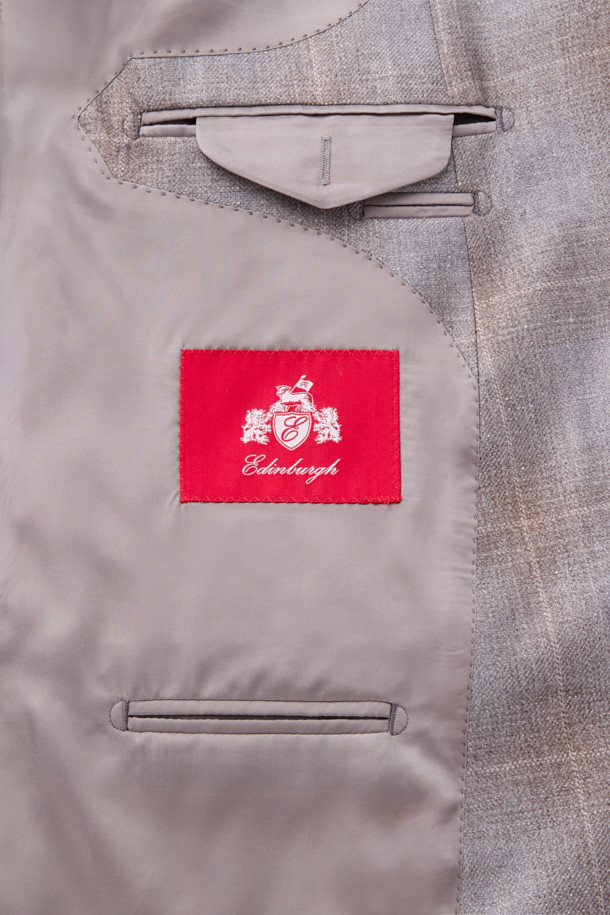 로로피아나 원단으로 제작된 캐시실크 브라운 체크 재킷입니다. 고급스러운 옴브레 체크 패턴과 광택감이 특징이며, 싱글 버튼 여밈으로 클래식한 분위기를 연출합니다. 오피스룩, 비즈니스 캐주얼, 모임룩 등 다양한 TPO에 활용 가능하며, 미니멀하고 시크한 스타일을 완성합니다. 캐시미어와 실크 혼방 소재로 부드러운 촉감과 우수한 착용감을 선사합니다. 긴 소매 기장의 레귤러 핏으로, 세련된 실루엣을 자아냅니다.
