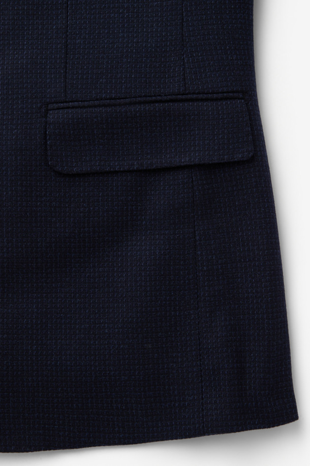 로로피아나 원단으로 제작된 남성용 울 마이크로 솔리드 재킷입니다. 네이비 컬러의 레귤러핏 블레이저로, 봄, 가을에 착용하기 좋습니다. 싱글 버튼 방식이며, 부드러운 촉감과 중간 두께감으로 편안한 착용감을 선사합니다. 클래식하고 베이직한 디자인에 투톤 짜임새가 돋보이며, 정장 및 포멀한 오피스룩, 비즈니스 캐주얼, 모임룩에 활용하기 좋습니다. 안감이 있어 더욱 쾌적하게 착용 가능합니다.
