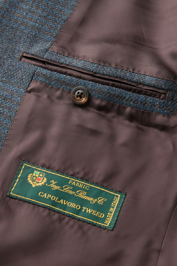 로로피아나 원단을 사용한 울 실크 브라운데코 글렌체크 재킷입니다. 봄, 가을에 어울리는 얇은 두께감으로 부드러운 촉감을 선사하며, 클래식한 스타일을 연출합니다. 남성용 레귤러핏 싱글버튼 재킷으로, 출근룩, 비즈니스 캐주얼, 모임룩 등 다양한 TPO에 활용 가능합니다. 트윌 조직감의 브라운 글렌체크 패턴이 세련된 느낌을 더하며, 미니멀한 디자인으로 어떤 스타일에도 쉽게 매치할 수 있습니다. 긴소매 기장으로 제작되었습니다.
