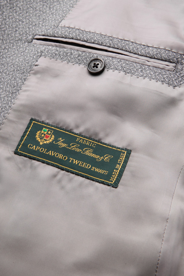 로로피아나(Loro Piana) 원단으로 제작된 울 마이크로 솔리드 재킷입니다. 부드러운 촉감과 고급스러운 외관을 자랑하며, 오피스룩, 비즈니스 캐주얼, 모임룩 등 다양한 TPO에 활용하기 좋습니다. 베이직하고 미니멀한 디자인으로, 클래식하고 시크한 스타일을 연출합니다. 멜란지 그레이 및 그레이 컬러의 솔리드 패턴으로, 레귤러 핏과 긴소매, 싱글 버튼 여밈 방식으로 제작되었습니다. 울 100% 소재로 제작되어 따뜻하고 편안한 착용감을 선사합니다.
