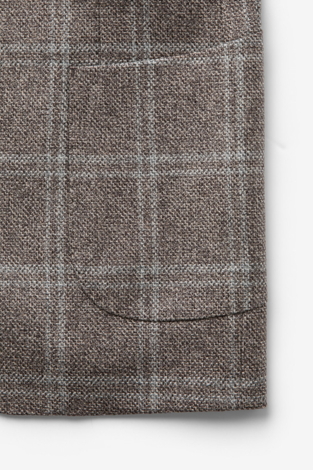 로로피아나 원단, 캐시미어 100% 소재의 남성 글렌체크 재킷입니다. 브라운, 그레이, 그린 컬러로 출시되었으며, 가을과 겨울에 착용하기 좋습니다. 포멀 및 일상 용도로 활용 가능하며, 클래식하고 엘레강스한 스타일을 연출합니다. 레귤러핏 싱글버튼 방식으로, 부드러운 촉감과 두께로 편안한 착용감을 선사합니다. 오피스룩, 비즈니스 캐주얼, 모임룩 등 다양한 TPO에 활용 가능한 미니멀하고 클래식한 디자인의 테일러드 코트입니다.
