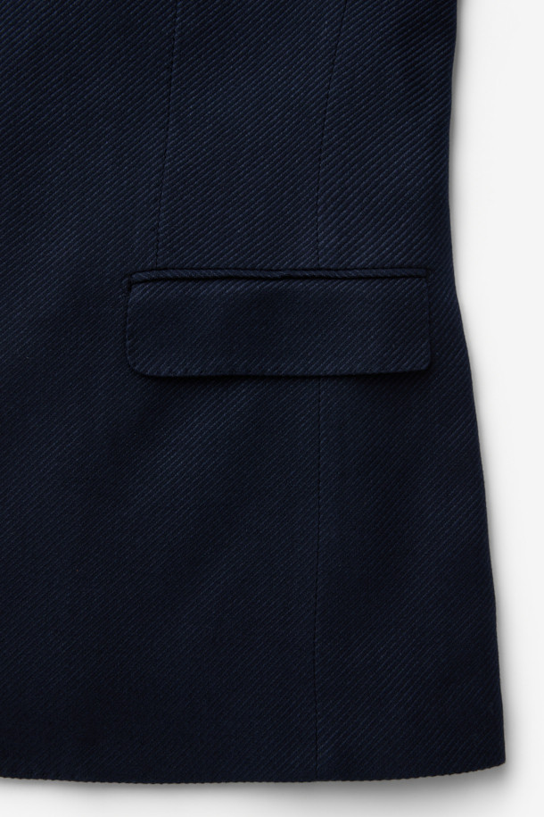 제냐 캐시실크 트윌 솔리드 자켓은 고급스러운 소재와 정교한 디자인이 돋보이는 남성용 자켓입니다. 네이비 컬러의 무지 디자인으로, 클래식하면서도 모던한 스타일을 연출합니다. 캐시미어, 실크, 린넨 혼방 소재로 제작되어 부드러운 촉감과 은은한 광택을 자랑하며, 봄, 가을 시즌에 착용하기 좋습니다. 싱글 버튼 여밈과 레귤러핏으로 제작되어 출근룩, 비즈니스 캐주얼, 모임룩 등 다양한 TPO에 활용 가능합니다. 트윌 조직 특유의 고급스러움이 돋보이며, 미니멀하고 시크한 스타일을 완성합니다.
