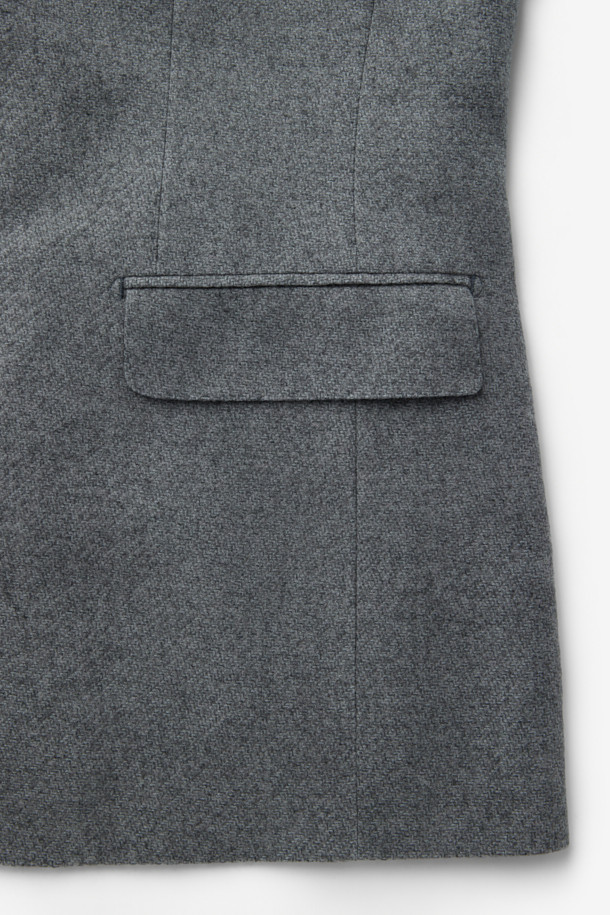 이태리 체루티(CERRUTI) 브랜드의 체루티 캐시실크 마이크로 재킷입니다. 부드러운 촉감의 캐시미어와 실크 혼방 소재로 제작되어 고급스러운 광택감을 자랑합니다. 얇은 두께감으로 봄, 가을에 착용하기 좋으며, 레귤러핏과 싱글 버튼 여밈으로 클래식한 스타일을 연출합니다. 오피스룩, 비즈니스 캐주얼, 모임룩 등 다양한 TPO에 활용할 수 있으며, 미니멀하고 세련된 분위기를 더합니다. 남성용 그레이 컬러의 무지 디자인으로, 어떤 옷에도 쉽게 매치할 수 있습니다.
