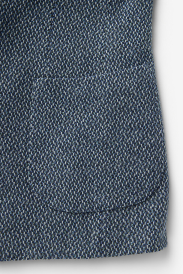 존스톤 캐시100 조직감 재킷은 가을과 겨울, 당신의 품격을 높여줄 클래식하고 미니멀한 스타일의 아우터입니다. 고급스러운 그레이 컬러의 캐시미어 100% 소재로 제작되어 부드러운 촉감과 은은한 광택감을 선사하며, 두꺼운 두께감으로 따뜻함을 더합니다. 싱글 버튼 여밈과 레귤러 핏 디자인은 오피스룩, 비즈니스 캐주얼, 모임룩 등 다양한 TPO에 활용 가능합니다. 무지 패턴에 조직감 있는 디테일이 돋보이며, 긴 소매 기장과 레귤러 기장으로 세련된 실루엣을 완성합니다.
