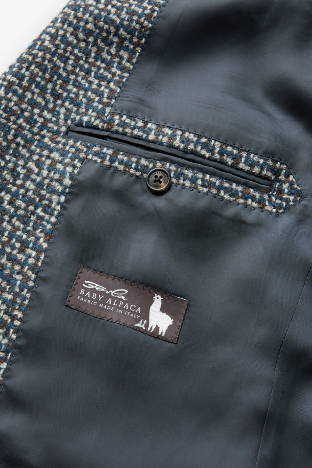 이태리 페를라(FERLA) 원단을 사용하여 고급스러움을 더한 페를라 멀티 마이크로 재킷입니다. 와인, 네이비, 그레이 세 가지 색상으로 출시되어 다양한 스타일 연출이 가능합니다. 불규칙 패턴으로 디자인되어 세련된 느낌을 주며, 출근룩, 모임룩, 비즈니스 캐주얼 등 TPO에 맞춰 활용하기 좋습니다. 울과 알파카 혼방 소재로 제작되어 부드러운 촉감과 보온성을 제공하며, 긴 소매 기장으로 클래식, 미니멀, 시크한 스타일을 완성합니다. 아이보리, 네이비, 브라운, 블랙 이너와 매치하여 다채로운 분위기를 연출해보세요.
