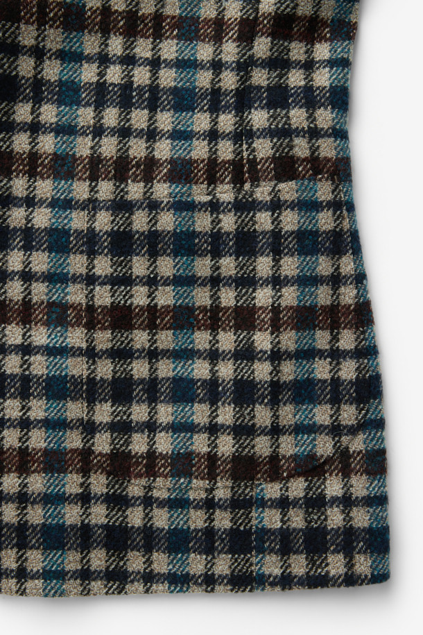 페를라 브라운데코 멀티체크 재킷은 가을, 겨울 시즌에 어울리는 세련된 스타일의 자켓입니다. 베이지, 와인, 네이비 세 가지 색상으로 출시되었으며, 볼드한 체크 패턴이 특징입니다. 울과 알파카 혼방 소재로 제작되어 따뜻하고 고급스러운 촉감을 선사하며, 레귤러핏과 싱글 버튼 여밈으로 깔끔한 실루엣을 연출합니다. 출근룩, 모임룩, 비즈니스 캐주얼 등 다양한 TPO에 활용 가능하며, 클래식, 미니멀, 시크 스타일을 선호하는 분들께 추천합니다. 긴 소매 기장의 레귤러 기장 자켓입니다.
