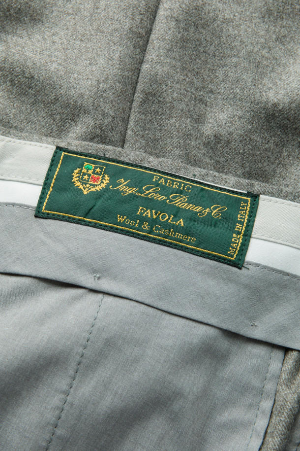 로로피아나 원단 울캐시 멜란지 슬랙스는 고급스러운 스타일을 원하는 남성 고객을 위한 슬림핏 슬랙스입니다. 부드러운 울과 캐시미어 혼방 소재로 제작되어 편안한 착용감과 은은한 광택을 자랑합니다. 베이직하면서도 세련된 디자인으로, 오피스룩, 비즈니스 캐주얼, 모임룩 등 다양한 TPO에 활용하기 좋습니다. 클래식, 미니멀, 시크 스타일을 즐겨 입는 분들께 추천하며, 멜란지 패턴이 은은한 멋을 더합니다. 긴 기장으로 제작되어 다리가 길어 보이는 효과를 선사합니다.
