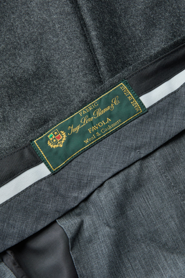 로로피아나(Loro Piana) 원단으로 제작된 남성용 울캐시 멜란지 슬랙스입니다. 가을, 겨울 시즌에 적합하며, 부드러운 촉감과 은은한 광택감이 특징입니다. 다크 그레이 컬러의 레귤러핏으로 클래식, 미니멀, 시크 스타일을 연출하기 좋습니다. 오피스룩, 비즈니스 캐주얼, 모임룩 등 TPO에 다양하게 활용 가능합니다. 두께감 있는 원단으로 제작되어 보온성을 높였습니다. 
