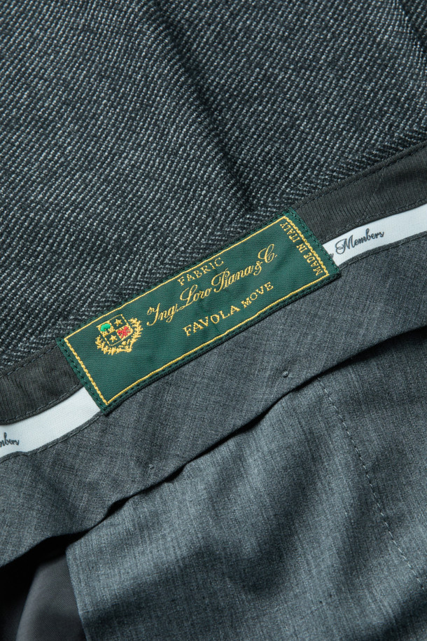 로로피아나(Loro Piana) 원단의 울 캐시미어 스트레치 트윌 슬랙스입니다. 고급스러운 울과 캐시미어 혼방 소재로 제작되어 부드러운 촉감과 편안한 착용감을 선사합니다. 사계절 내내 활용 가능한 긴 기장의 슬림핏 디자인으로, 클래식하고 미니멀한 스타일을 연출합니다. 블랙 컬러의 트윌 패턴은 오피스룩, 비즈니스 캐주얼, 모임룩 등 다양한 TPO에 세련되게 매치할 수 있습니다. 스트레치 기능이 더해져 활동성을 높였습니다.
