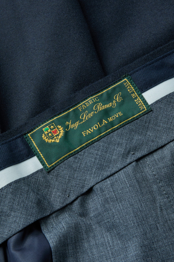 로로피아나 원단 울캐시스트레치 솔리드 슬랙스는 남성 고객을 위한 고급스러운 슬랙스입니다. 네이비 컬러의 무지 디자인으로, 클래식하고 베이직한 스타일을 연출합니다. 로로피아나(Loro Piana) 원단과 캐시미어, 울 소재를 사용하여 부드러운 촉감과 은은한 광택감을 선사하며, 슬림핏으로 제작되어 세련된 실루엣을 강조합니다. 사계절 착용 가능하며 오피스룩, 비즈니스 캐주얼, 모임룩 등 다양한 TPO에 활용할 수 있습니다. 스트레치 소재로 활동성을 높여 편안함까지 갖춘, 미니멀하고 시크한 스타일의 슬랙스입니다.
