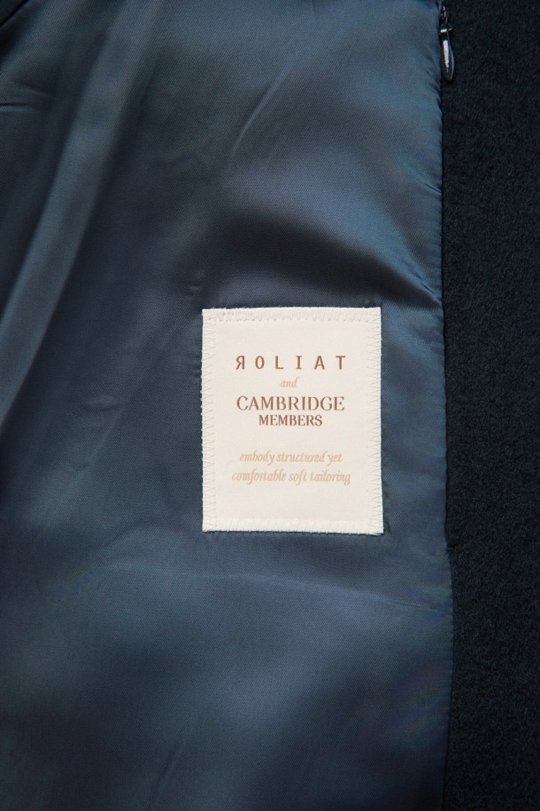 [MOVERE X ROLIAT] 발마칸 코트는 울과 캐시미어 혼방 소재로 제작되어 부드러운 촉감과 뛰어난 보온성을 제공합니다. 래글런 소매와 A라인 실루엣이 특징이며, 세미 루즈핏으로 편안하면서도 클래식한 스타일을 연출합니다. 무지 디자인의 블랙 컬러로, 출근룩, 오피스룩, 모임룩 등 다양한 TPO에 활용할 수 있습니다. 히든 포켓 디테일과 스냅 버튼 여밈 방식으로 미니멀하고 시크한 무드를 더했습니다. 가슴둘레 123cm의 넉넉한 기장감으로 겨울, 가을 시즌에 활용하기 좋습니다.
