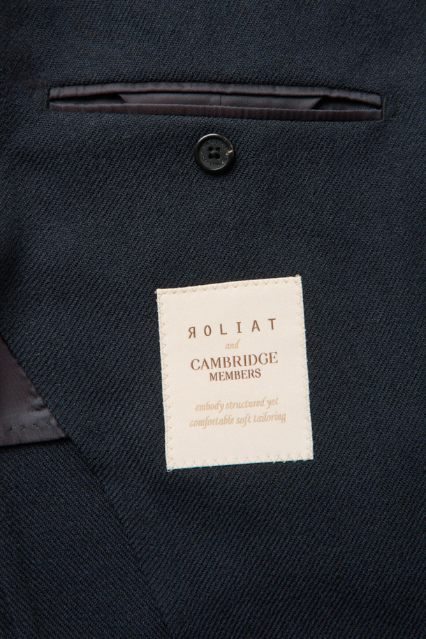 MOVERE X ROLIAT 테일러드 재킷은 가을과 겨울에 어울리는 블랙 컬러의 울 소재 싱글 버튼 재킷입니다. 레귤러 핏으로 제작되었으며, 미니멀하고 클래식한 스타일을 연출합니다. 다트 디테일과 밀드 가공, 트윌 조직으로 마감하여 고급스러운 촉감과 두꺼운 두께감을 느낄 수 있습니다. 오피스룩, 비즈니스 캐주얼, 모임룩 등 다양한 TPO에 활용하기 좋습니다. 시크하고 세련된 스타일을 완성해 보세요.
