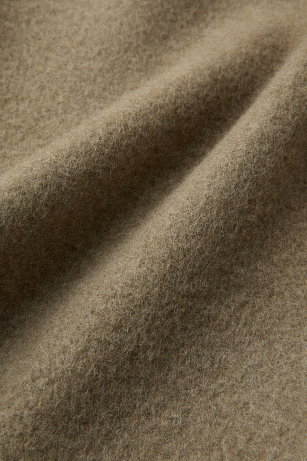 [MOVERE] 핸드메이드 스탠카라 재킷은 가을과 겨울, 쌀쌀한 날씨에도 따뜻하고 스타일리시하게 연출할 수 있는 아우터입니다. 울 80%, 카멜 20% 혼방 소재로 제작되어 부드러운 촉감과 뛰어난 보온성을 제공합니다. 레귤러핏에 무지 패턴, 두꺼운 두께감으로 제작되었으며 핸드메이드 봉제, 아웃포켓 디테일, 테일러드 디자인이 돋보입니다. 출근룩, 모임룩, 비즈니스 캐주얼 등 다양한 TPO에 활용 가능하며, 클래식, 미니멀, 캐주얼 스타일을 즐기는 분들께 추천합니다. 스탠카라 디자인과 버튼 여밈 방식으로 세련된 분위기를 더했습니다.
